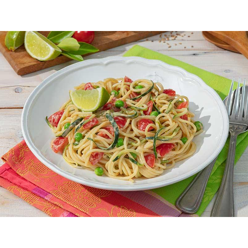 Spaghetti-Zucchini-Salat mit Erdnussdressing